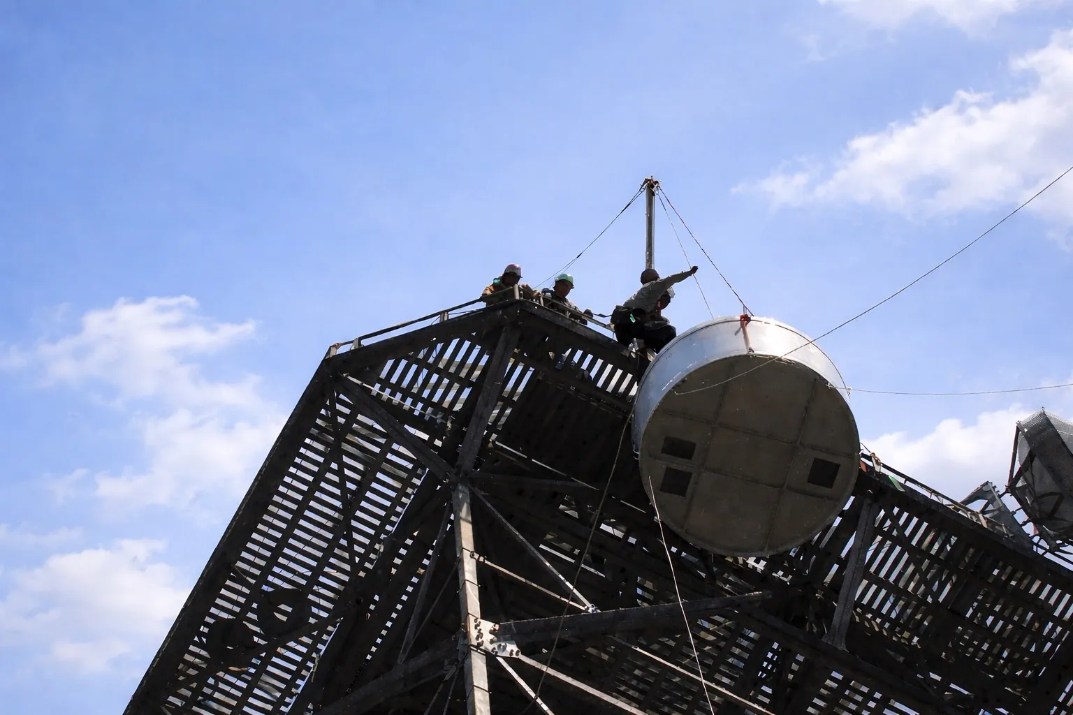 鉄塔上部でのアンテナ設置作業