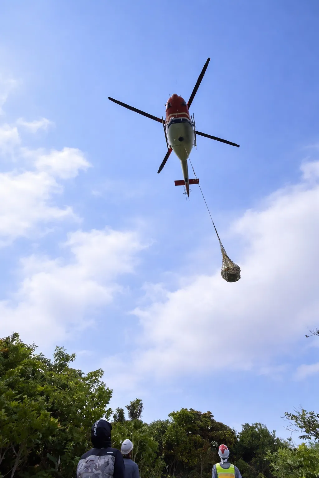 ヘリコプターによる資材運搬作業