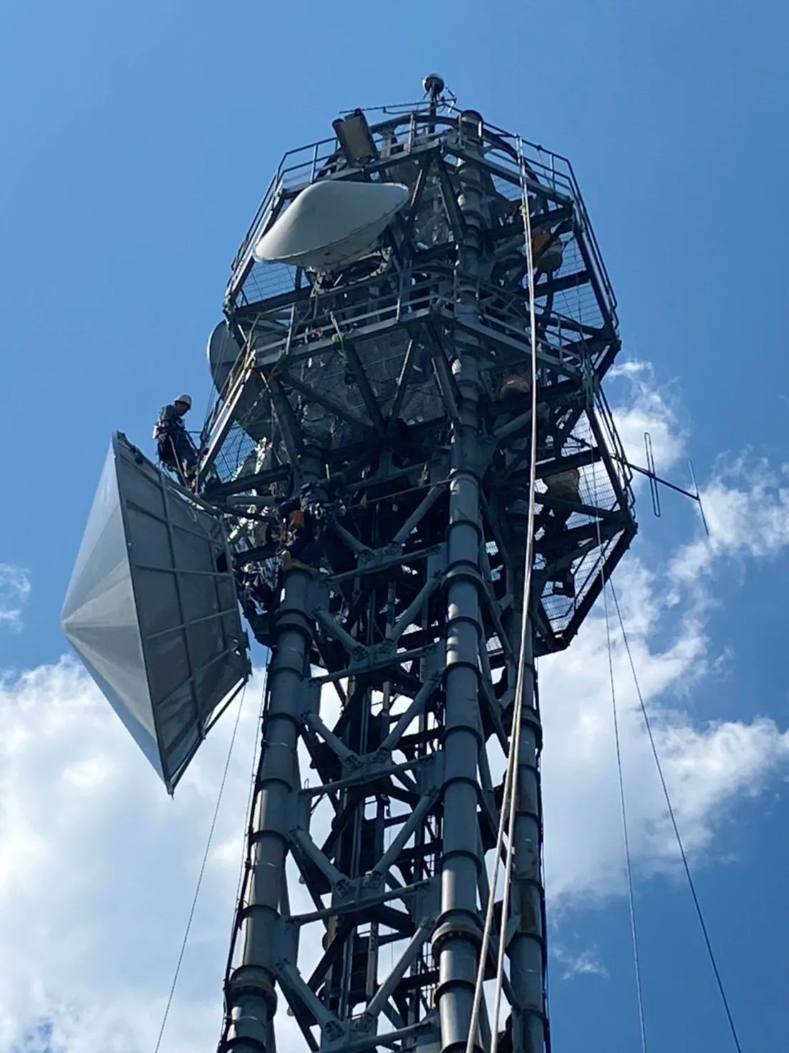 鉄塔上部での高所作業