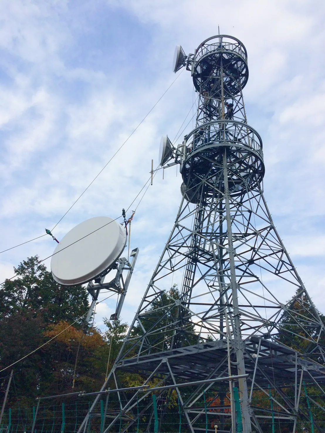 通信鉄塔の全景